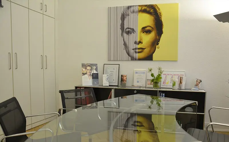 Besprechungsraum mit Glastisch in der Alster-Klinik