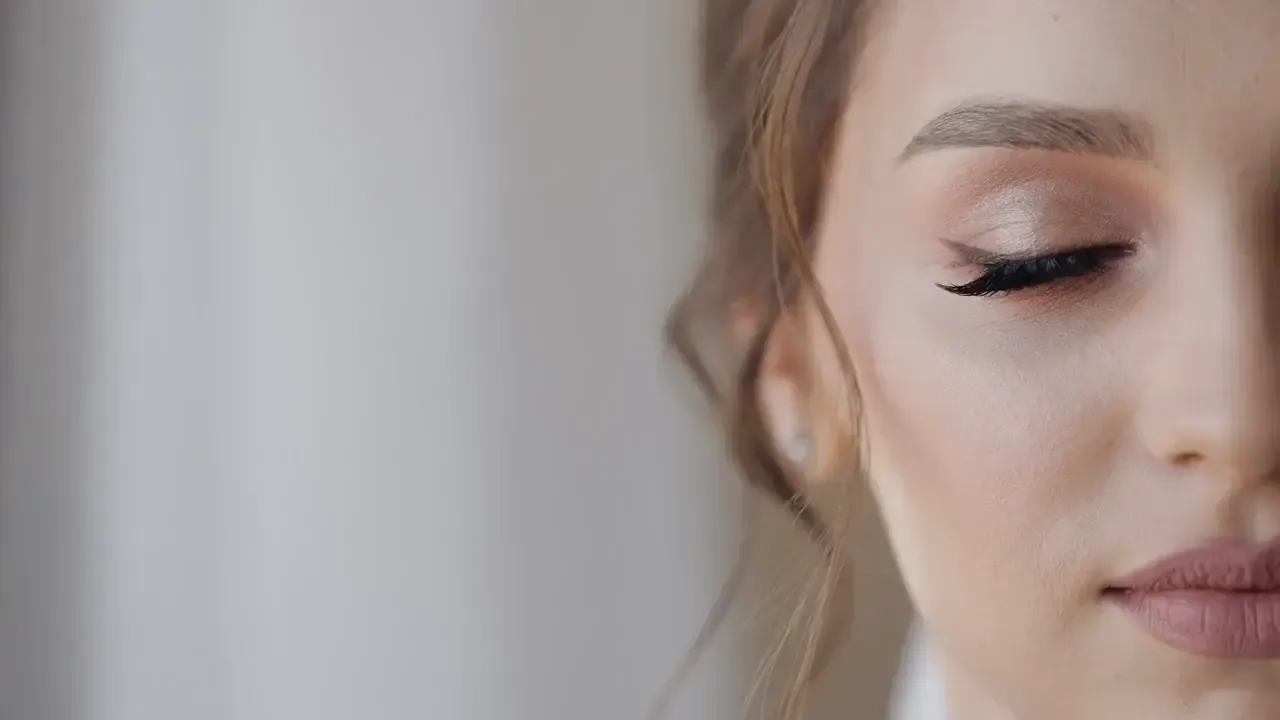 Nahaufnahme eines geschlossenen Auges mit Wimpern